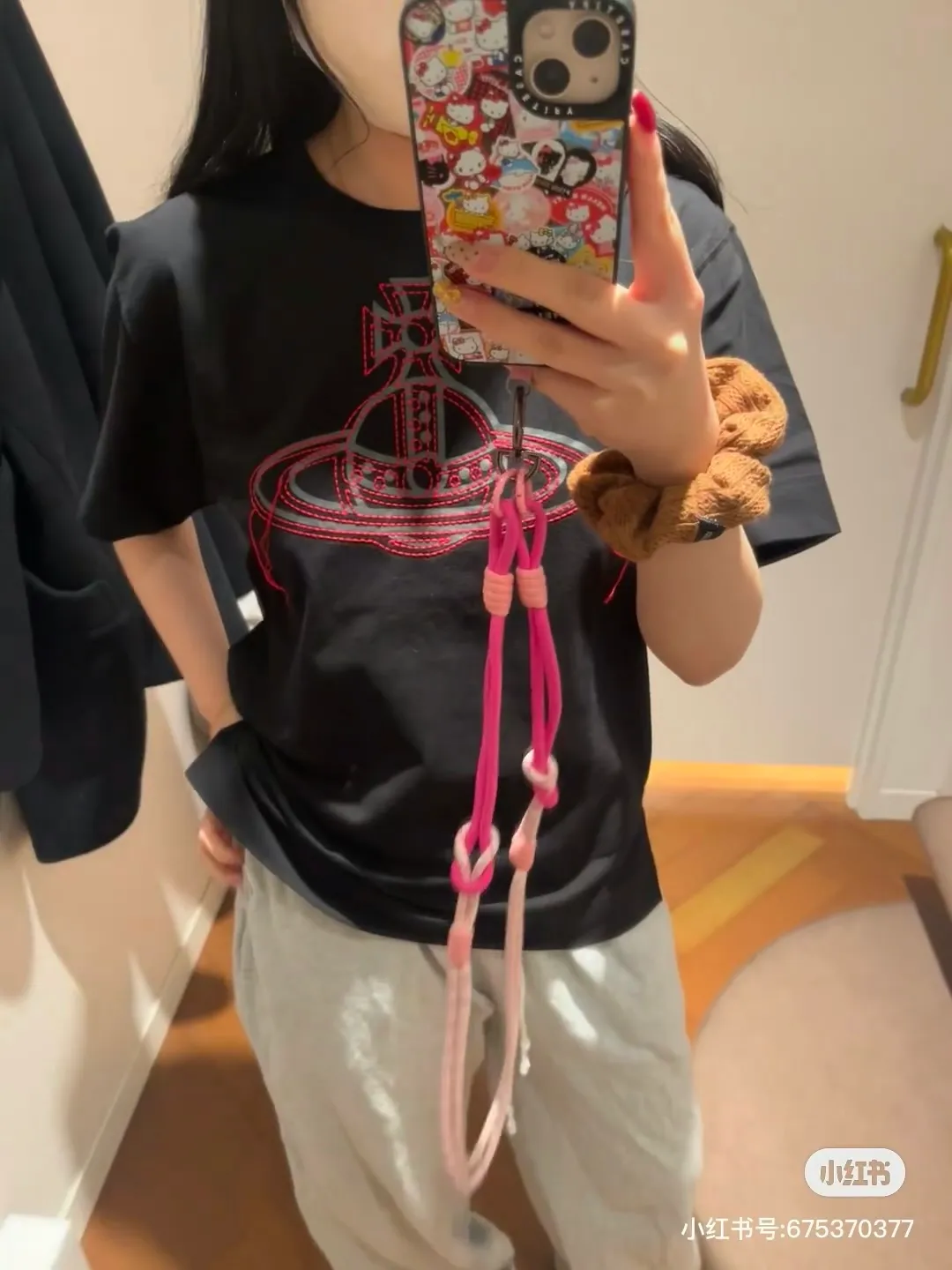 vivienne Westwood Queen Mother's new 2025 spring and summer Japanese limited-edition tassel embroidered short-sleeved T-shirt. The appearance of the appearance reveals the uninhibited image and high street trends. It has a loose and casual style, a short front and long back design, a small slit on the hem on both sides, and the iconic Saturn shape on the chest. The cross crown ball is added with a very futuristic satellite ring, just like Saturn, which collides with the prominent colors of the clothes. The non-overlapping Saturn pattern is outlined with red embroidery, which is visually dazzling. It also has a few tassels to complete the unconventional personality. 240g 32 count high-density double yarn cotton, comfortable and breathable fabric Size: XS-L Color: white, black